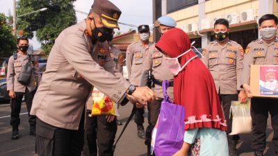 Polresta Bandar Lampung Salurkan Bansos Untuk Masyarakat Terdampak Covid-19