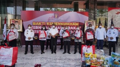 Kemenkumham Salurkan 46 Ribu Paket kepada Masyarakat Terdampak Covid-19