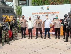 Dansat Brimob Polda Lampung Dampingi Kapolda Lampung Cek Pelaksanaan Vaksinasi di El’s Coffe