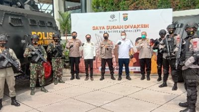 Dansat Brimob Polda Lampung Dampingi Kapolda Lampung Cek Pelaksanaan Vaksinasi di El’s Coffe