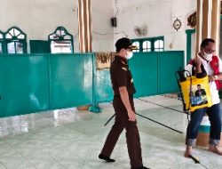 Terbukti Melanggar Prokes, Wakil Bupati Lampung Tengah Dihukum Bersihkan Masjid