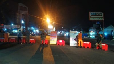 Serda Ginanjar Bersama Satgas Covid-19 Melakukan Penyekatan Kendaraan di Pos Kemiling
