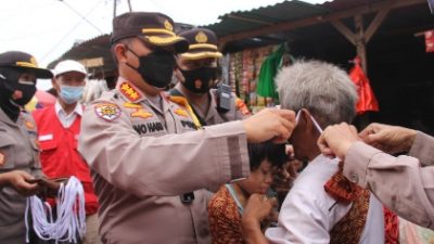 Kapolresta Bandarlampung Himbau Prokes dan Bagikan Masker di Pasar