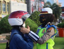 Ditlantas Polda Lampung Bagikan Helm Kepada Pengendara Yang Memiliki Surat-surat Lengkap