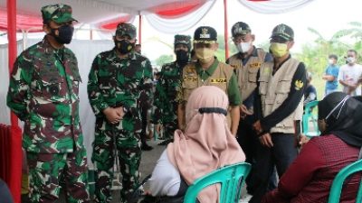 Bakti Sosial HUT Korem Ke 74, Danrem 043/Gatam Bersama Bupati Pringsewu Serahkan Bantuan Sembako dan Cek Pelaksanaan Vaksin