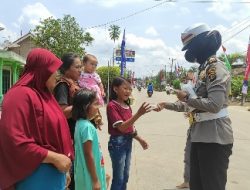 Polwan Direktorat Lalulintas Polda Lampung Bagikan Masker Kepada Warga di Sekitar Bendungan Way Sekampung