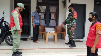 Babinsa Koramil 410-03/TBU Berikan Paket Obat Kepada Warga Yang Sedang Melakukan Isoman