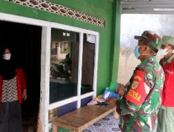 Babinsa Koramil 03/TBU Distribusikan Bantuan Obat Kepada Masyarakat Yang Sedang Isoman