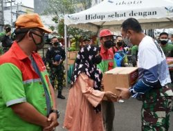 Jelang HUT Tni Ke-76 Danrem 043/Gatam Gowes Bersama Dan Melaksanakan Bhakti Sosial Bagikan Paket Sembako Buat Masyarakat