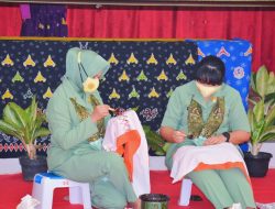 Peringati Hari Batik 2021, Ketua Dharma Pertiwi Koorcab Lampung Daerah B Ibu. Epie Drajad Brima Yoga Membatik Bersama