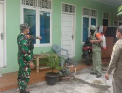 Babinsa Koramil 410-06/Kedaton Melaksanakan Kegiatan Penyemprotan Disinfektan di Rumah Warga