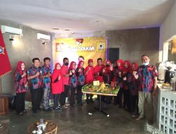 HUT Partai Golkar Ke-57, Depidar VII SOKSI Lampung Potong Tumpeng