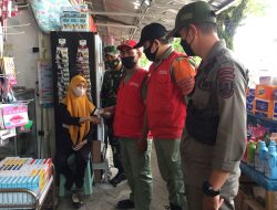 Babinsa Koramil 410-04/TKT Himbau Pengunjung dan Pedagang Pasar Untuk Tetap Patuhi Prokes