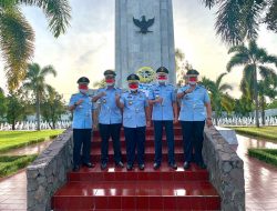 Plt. Kakanwil Pimpin Upacara Tabur Bunga di Taman Makam Pahlawan