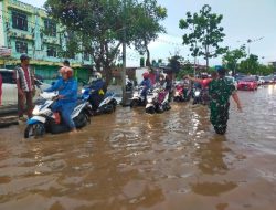 Cegah Kemacetan Karena Banjir, Babinsa bersama Camat, Lurah, Bhabinkamtibmas dan Warga Bantu Kelancaran Arus Lalu Lintas