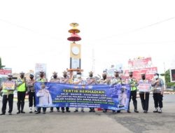 Pengendara Yang Patuh Berlalu Lintas Pada Operasi Zebra Krakatau Dapat Hadiah Helm