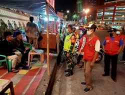 Patroli Malam, Babinsa Ari Setiawan Bersama Satgas Covid Kelurahan Imbau Warga Patuhi Prokes