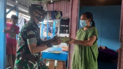 Koramil 410-01/Panjang Bagikan Nasi Kotak dan Masker Gratis Kepada Warga Wilayah Binaan