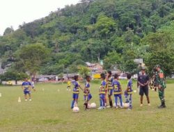 Pembinaan Teritorial, Babinsa Serda Nora Mirta Beri Motivasi Kepada Tim Sepak Bola di Wilayah Binaan