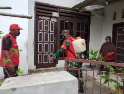 Cegah Penyebaran Covid 19, Babinsa Pelda Romulo Bersama RT Lakukan Penyemprotan Disinfektan di Wilayah