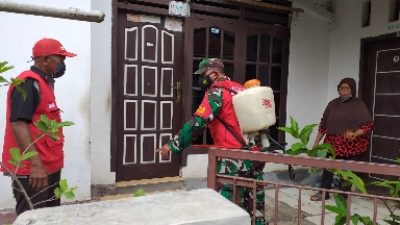 Cegah Penyebaran Covid 19, Babinsa Pelda Romulo Bersama RT Lakukan Penyemprotan Disinfektan di Wilayah