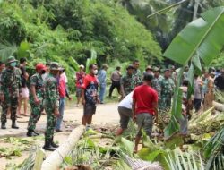 Personel Siaga Bencana Alam Brigif 4 Marinir/BS Bersama Warga Laksanakan Kerja Bakti