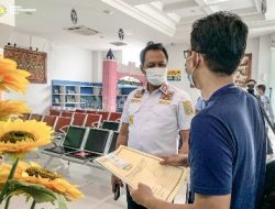Kakanwil Sempatkan Berbincang Dengan Pemohon Layanan Keimigrasian Saat Tinjau Kanin Karawang