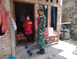 Wujud Kepedulian, Koramil 410-01/Panjang Bagikam Nasi Kotak Kepada Warga Bandarlampung