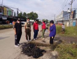 Babinsa Koramil 410-01/Panjang Bersama Perangkat Kelurahan Sukarame Baru Melaksanakan Jumat Bersih