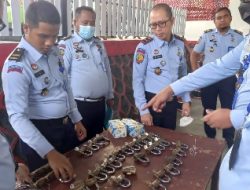 Ciptakan Lapas Kalianda Aman dan Tertib, Petugas Roling Gembok dan Cek Teralis Kamar Hunian WBP