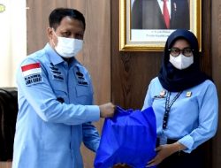 Konsisten Menjaga Kebugaran Pegawai, Kanwil Kemenkumham Jabar Serahkan Paket Kesehatan dan Pencengahan Covid-19
