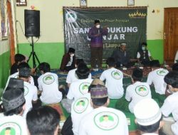 Dukung Ganjar Pranowo, Ratusan Santri Milenial Bandarlampung Gelar Deklarasi Sembari Bakti Sosial