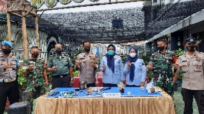 Ditemukan Barang Terlarang, Kalapas Perempuan Gelar Razia Bersama Koramil dan Polsek Jati Agung di Blok Hunian