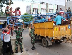 Anggota Koramil 410-05/TKP dan Warga Laksanakan Gotongroyong Dirikan Gapura Kampung Pancasila