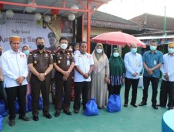 Kejati Lampung Melakukan Bakti Sosial Dengan Tema “Tingkatkan Kepedukian, Raihlah Kemenangan”