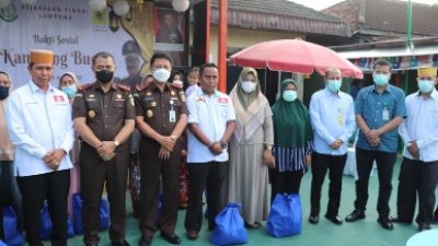 Kejati Lampung Melakukan Bakti Sosial Dengan Tema “Tingkatkan Kepedukian, Raihlah Kemenangan”
