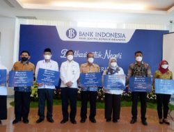 Serah Terima Beasiswa Bank Indonesia Tahun 2022 Kepala Perwakilan Bank Indonesia Provinsi Lampung