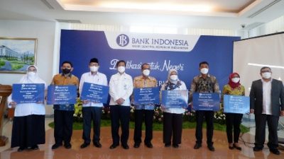 Serah Terima Beasiswa Bank Indonesia Tahun 2022 Kepala Perwakilan Bank Indonesia Provinsi Lampung
