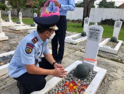 Rangkaian HBP Ke 58, Kalapas Kalianda Tabur Bunga di Makam Pahlawan