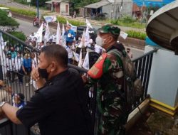 Pastikan Wilayah Binaan Tetap Aman dan Kondusif, Babinsa 410-06/Kedaton dan Bhabinkamtibmas Pantau Aksi Unras di Kantor PLN