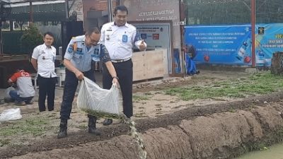 Rutan Bandarlampung Menebar Benih Bibit Ikan di Kolam Pemancingan Sebanyak 1.500 Ekor