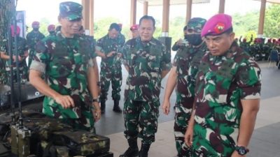 Asops Panglima TNI Tinjau Kesiapan Satgasmar PAM Puter Wilbar Tahun 2022 di Kesatrian Yonif 10 Marinir/SBY