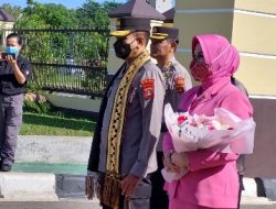 Kapolda Lampung Irjen Pol Akhmad Wiyagus Disambut Tradisi Pedang Pora