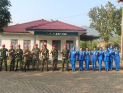 Danbrigif 4 Marinir/BS Beserta Ibu Ketua Cabang 7 PG Kormar Berikan Perlengkapan Sekolah Di Ponpes Darul Mukhtar