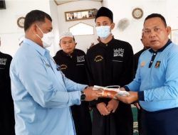 KadivPas Kemenkumham Lampung Menyerahkan Uang Tunai Sebesar Rp 35 juta Sebagai Hadiah Umroh Untuk Warga Binaan Lapas Narkotika Bandarlampung