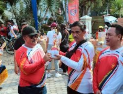 Kakanwil Lampung Serahkan Piala dan Hadiah Bagi Para Pemenang Lomba Olahraga Semarak HDKD ke-77