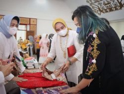 Ketua Dekranasda Lampung Membuka Kegiatan Pendampingan dan Kurasi Produk Kerajinan Untuk Event Nasional Pameran Kriyanusa 2022