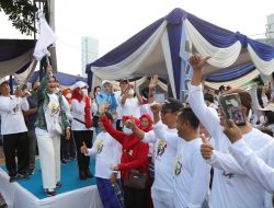 Ibu Riana Sari Arinal Lepas Jalan Sehat dalam Rangka HUT IKWI Lampung Ke-61