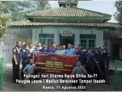 Peringati Hari Dharma Karya Dhika Ke-77, Petugas Lapas I Madiun Bersihkan Tempat Ibadah