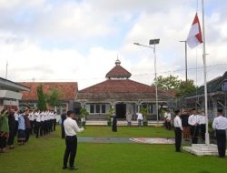 Puncak Peringatan HUT Kemerdekaan Indonesia ke-77, Gunakan Pakaian Adat Pegawai Lapas Besi Gelar Upacara Bendera
